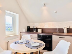 Refrigerador, placa de cocina, mesa de comedor