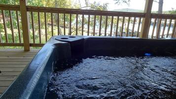 Bañera de hidromasaje al aire libre