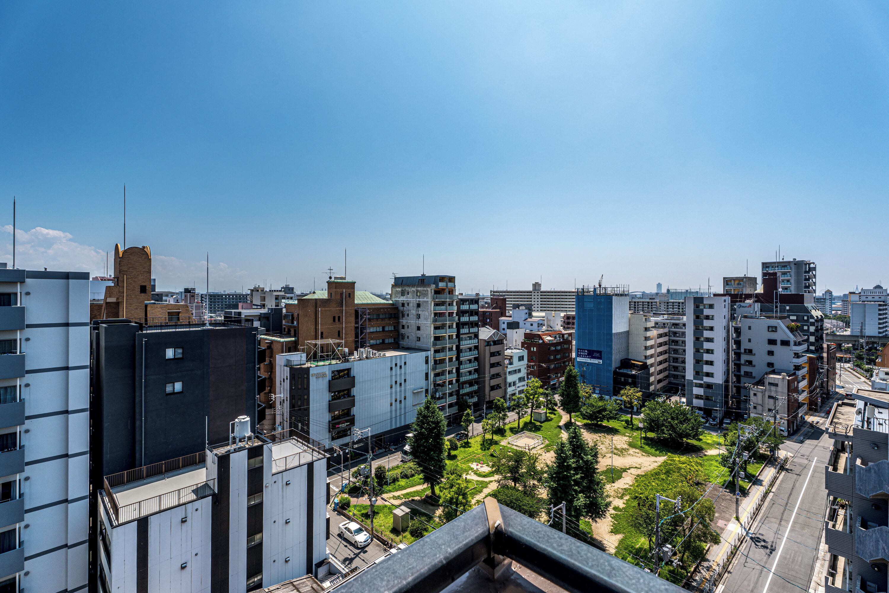 Un paysage urbain comprenant divers bâtiments, notamment des immeubles d’habitation à étages et des édifices commerciaux.