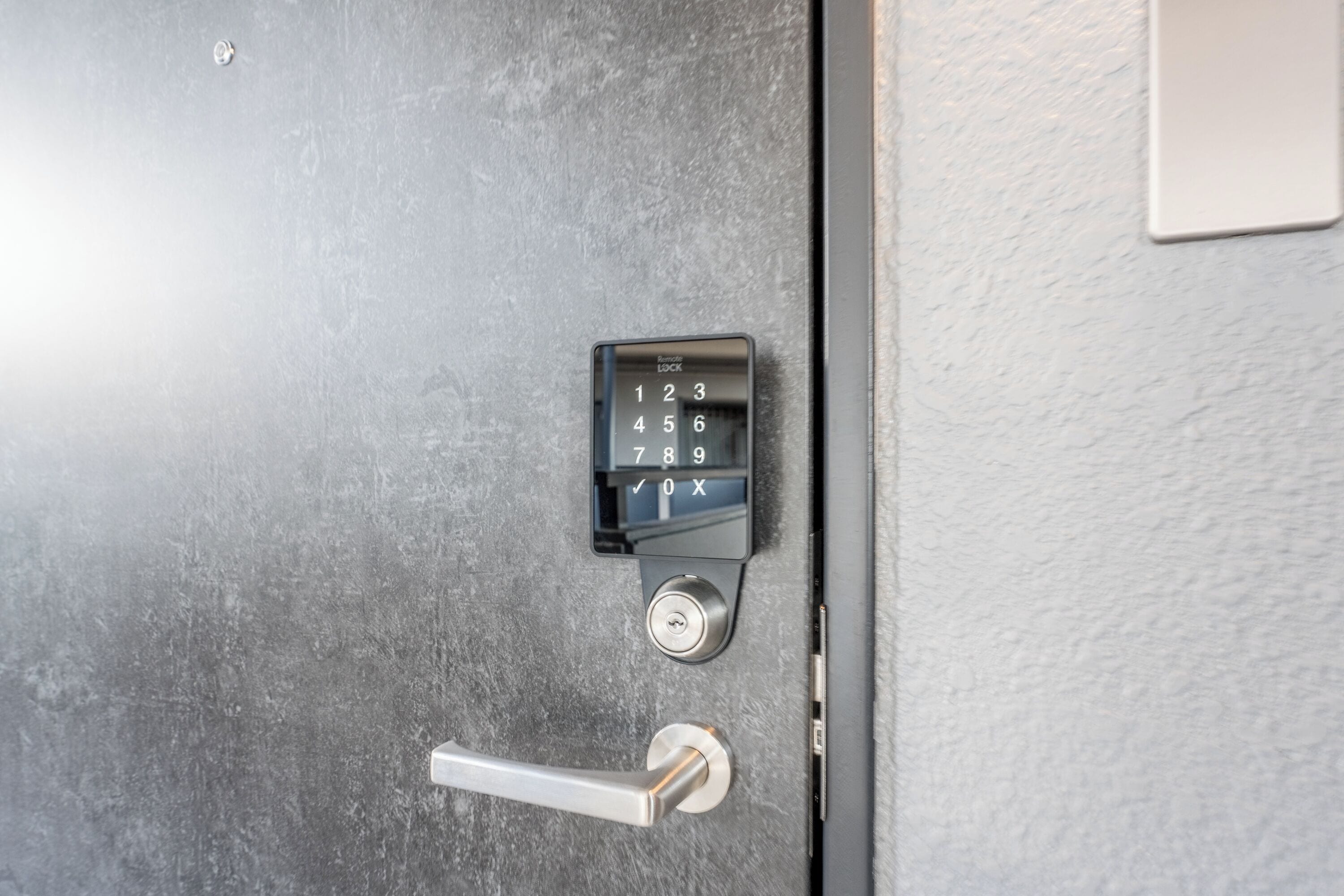 Een deur met een numeriek keypad slot en een sleutelgat.
