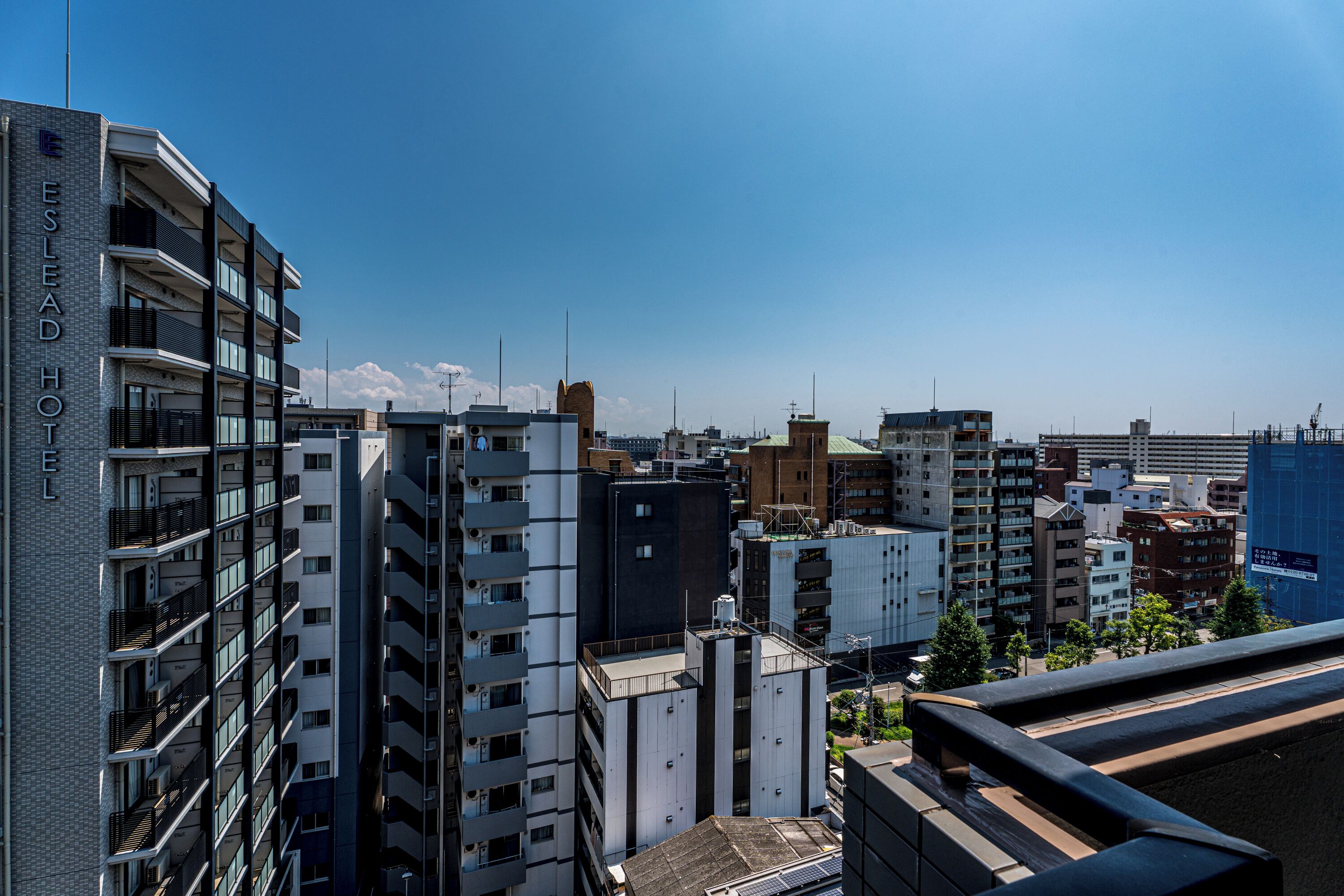 Un edificio alto con varios balcones y cielo despejado.