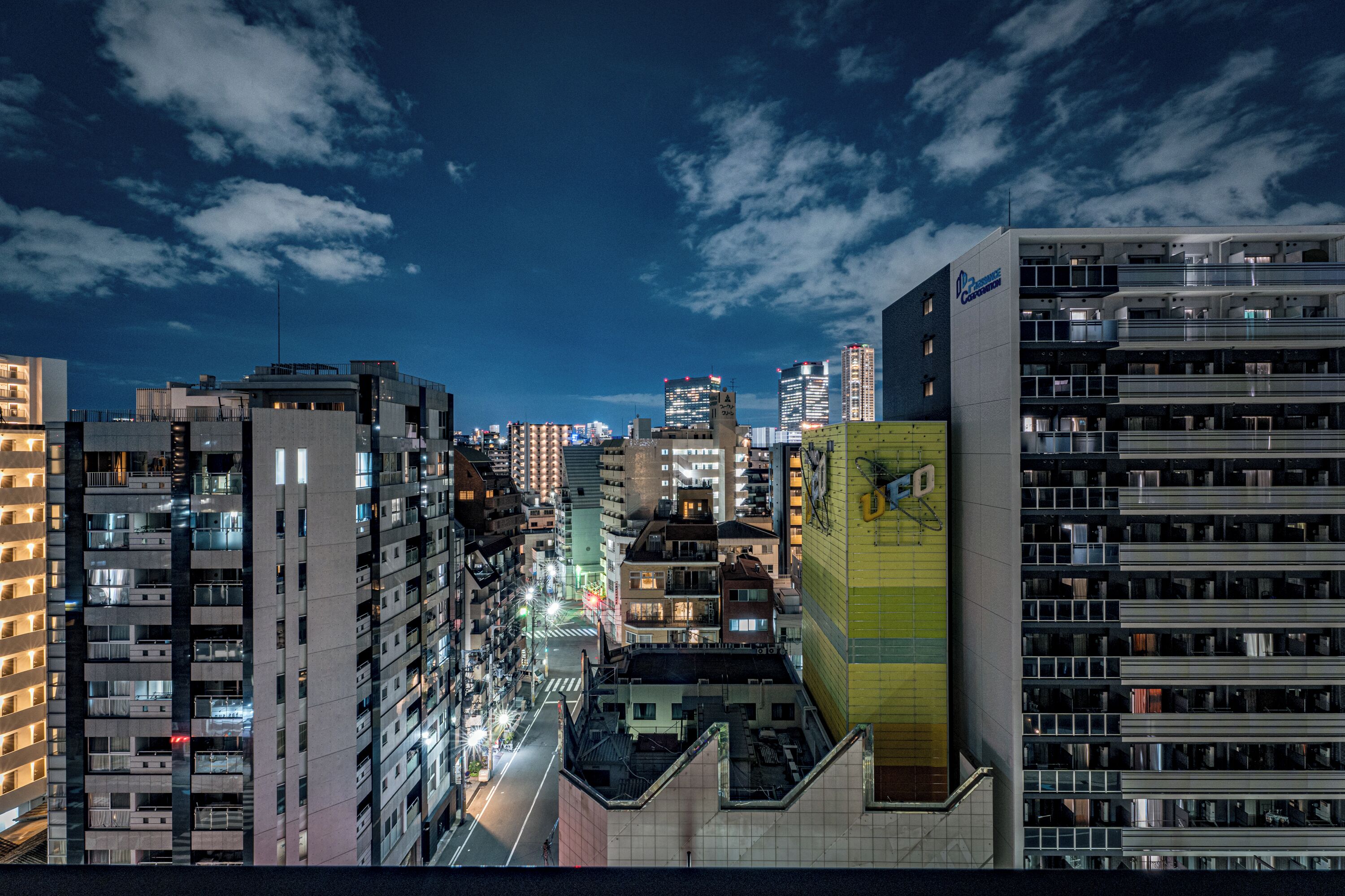 Fachada de la propiedad por la tarde o noche