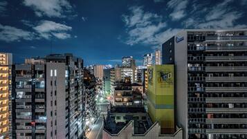 Fachada de la propiedad por la tarde o noche