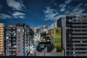 Fachada de la propiedad por la tarde o noche