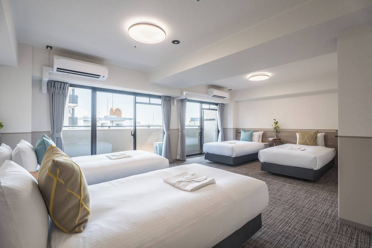 Habitación cuádruple Confort, varias camas, no fumadores | Ropa de cama de alta calidad y espacio para trabajar con un portátil