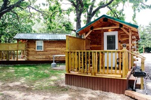 Exterior - Rustic Log Cabin with Outdoor Fire Pit and Porch in Toronto, KansasRustic Log Cabin with Outdoor Fire Pit and Porch in Toronto, Kansas (Toronto)