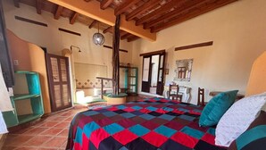 A bedroom with a checkered bedspread, a wooden ceiling, and a tiled floor. - Habitación Papa Chuy (Segundo piso) (San Francisco)