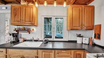 Fridge, microwave, oven, coffee/tea maker