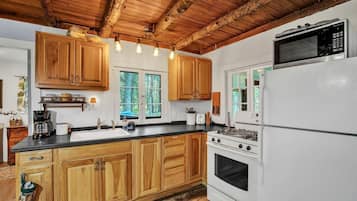 Fridge, microwave, oven, coffee/tea maker
