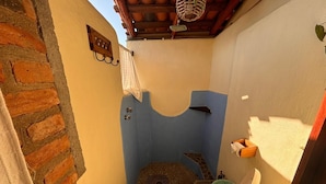 Ein kleines Badezimmer mit Toilette, Dusche und Waschbecken.