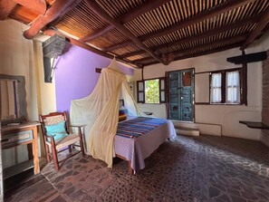 A room with a bed, a chair, a table, and a window. - Habitacion Socorro (Segundo piso) (San Francisco)