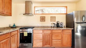 Coffee/tea maker, fridge, oven, stovetop