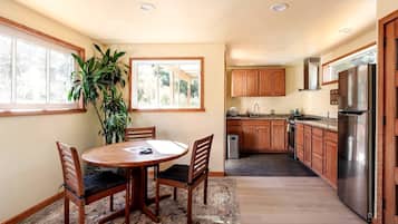 Coffee/tea maker, fridge, oven, stovetop
