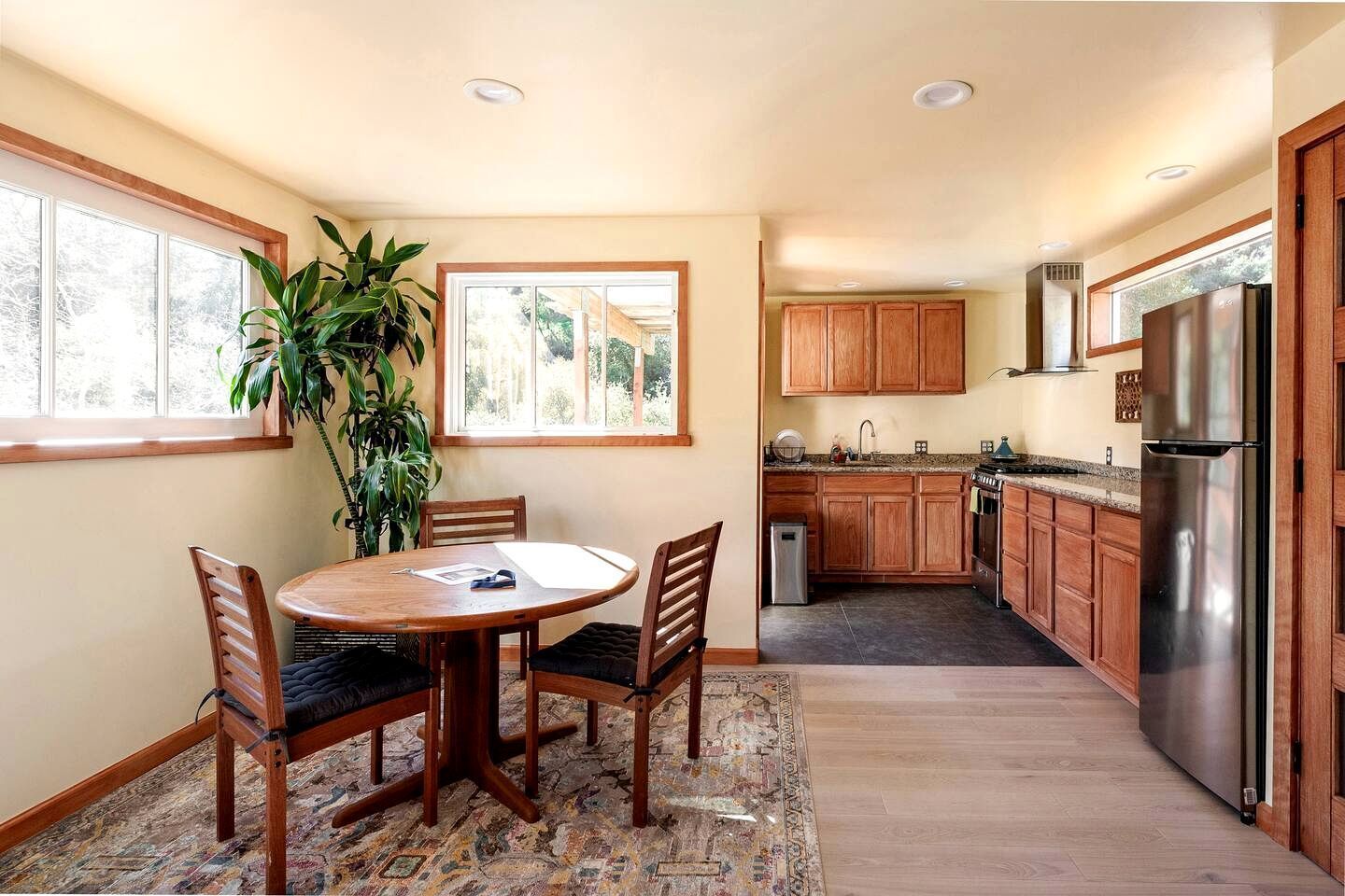 Coffee/tea maker, fridge, oven, stovetop