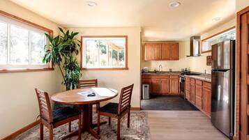 Coffee/tea maker, fridge, oven, stovetop