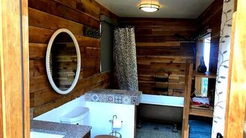 Serviettes fournies, papier de toilette