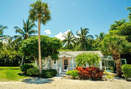 Waterfront Cottage with Pool Great for Families in Florida