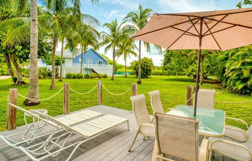 Waterfront Cottage with Pool Great for Families in Florida