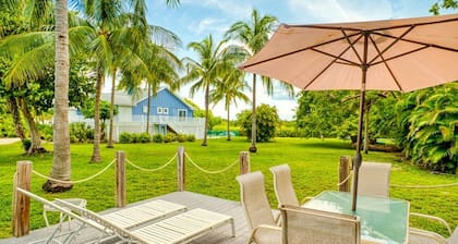 Waterfront Cottage with Pool Great for Families in Florida
