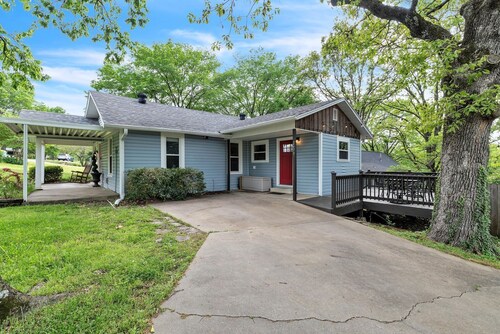 Pet-Friendly 3BR Home with Fire Pit Near Downtown Fayetteville, Arkansas