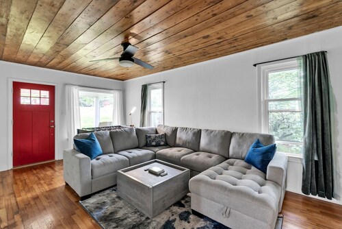 Pet-Friendly 3BR Home with Fire Pit Near Downtown Fayetteville, Arkansas