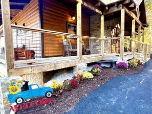 Exterior - Lazy Bear Lodge (5-Bedroom Cabin) with Pool and Mountain in Walland, Tennessee (Walland)