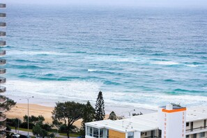 Beach nearby - Beachside Studio with Stunning Ocean View (Surfers Paradise)