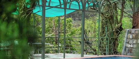 Una piscina al aire libre
