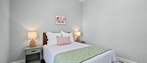 3 habitaciones, escritorio y ropa de cama
