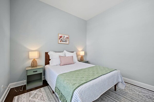 3 bedrooms, desk, bed sheets