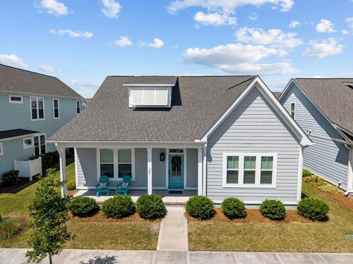 Pet-Friendly 3BR Coastal Cottage with Screened Porch & Community Pool in Beaufort, North Carolina