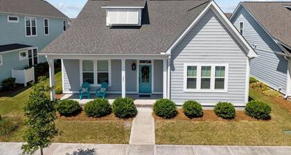 Pet-Friendly 3BR Coastal Cottage with Screened Porch & Community Pool in Beaufort, North Carolina