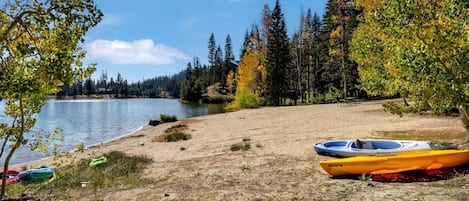Playa en los alrededores, paseos en velero, kayaks y pesca
