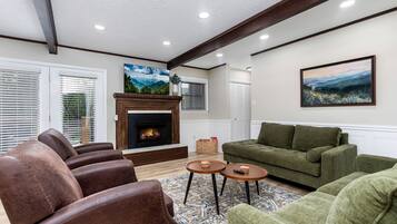 TV, fireplace