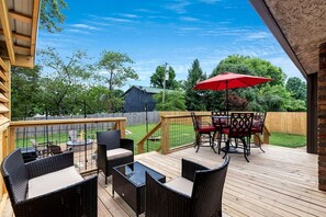 Outdoor dining - Cozy Cottage with Fire Pit and Barbecue in Pigeon Forge, Tennessee (Pigeon Forge)