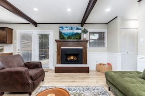 TV, fireplace - Cozy Cottage with Fire Pit and Barbecue in Pigeon Forge, Tennessee (Pigeon Forge)