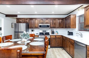Coffee/tea maker, fridge, microwave, oven - Cozy Cottage with Fire Pit and Barbecue in Pigeon Forge, Tennessee (Pigeon Forge)