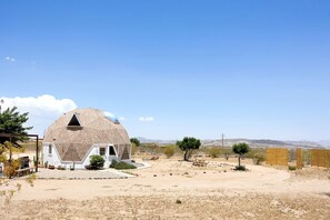 Exterior - Escape to Inspiration: Discover the Enchanting Mojave Dome – Your Creative Respite in California! (Landers)
