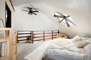 Room - Escape to Inspiration: Discover the Enchanting Mojave Dome – Your Creative Respite in California! (Landers)