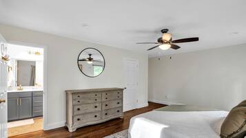 5 bedrooms, desk, WiFi, bed sheets