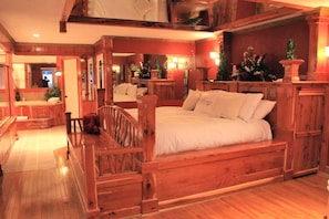 Room - Suite Rental with Sauna and Jacuzzi for a Romantic Escape near Guntersville Lake, Alabama (Union Grove)