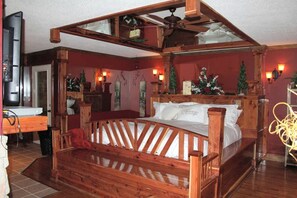 Room - Suite Rental with Sauna and Jacuzzi for a Romantic Escape near Guntersville Lake, Alabama (Union Grove)