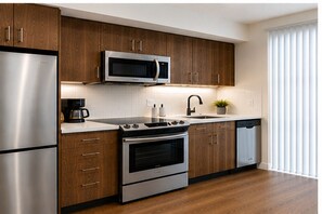 Standard Room | Private kitchen | Fridge, microwave, oven, stovetop - Marlowe Hotel & Suites (Toronto)