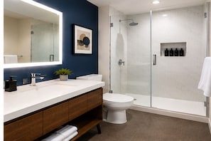 Standard Room | Bathroom | Free toiletries, hair dryer, towels, soap - Marlowe Hotel & Suites (Toronto)