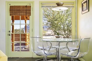Dining - Cozy Cabin Ideal for a Getaway in Joshua Tree Perfect for Stargazing (Joshua Tree)