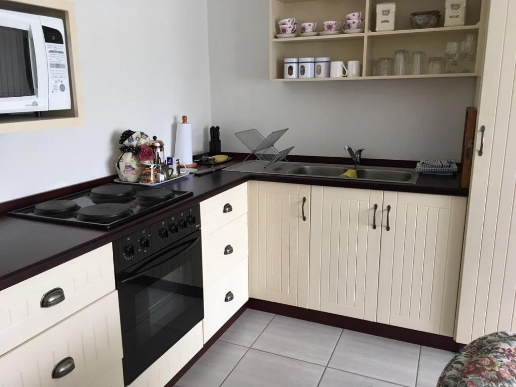 Comfort Cottage, Patio, Mountain View | Private kitchen