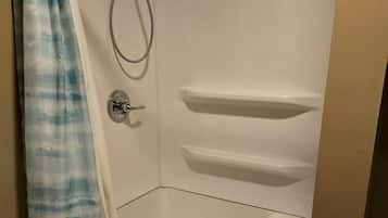 Secador de pelo, toallas y papel higiénico