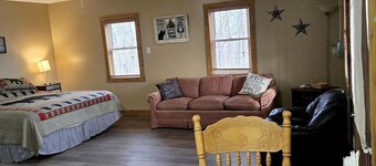 Charming Cozy Chalet on a Hill by the Cedar River in Letts, Iowa