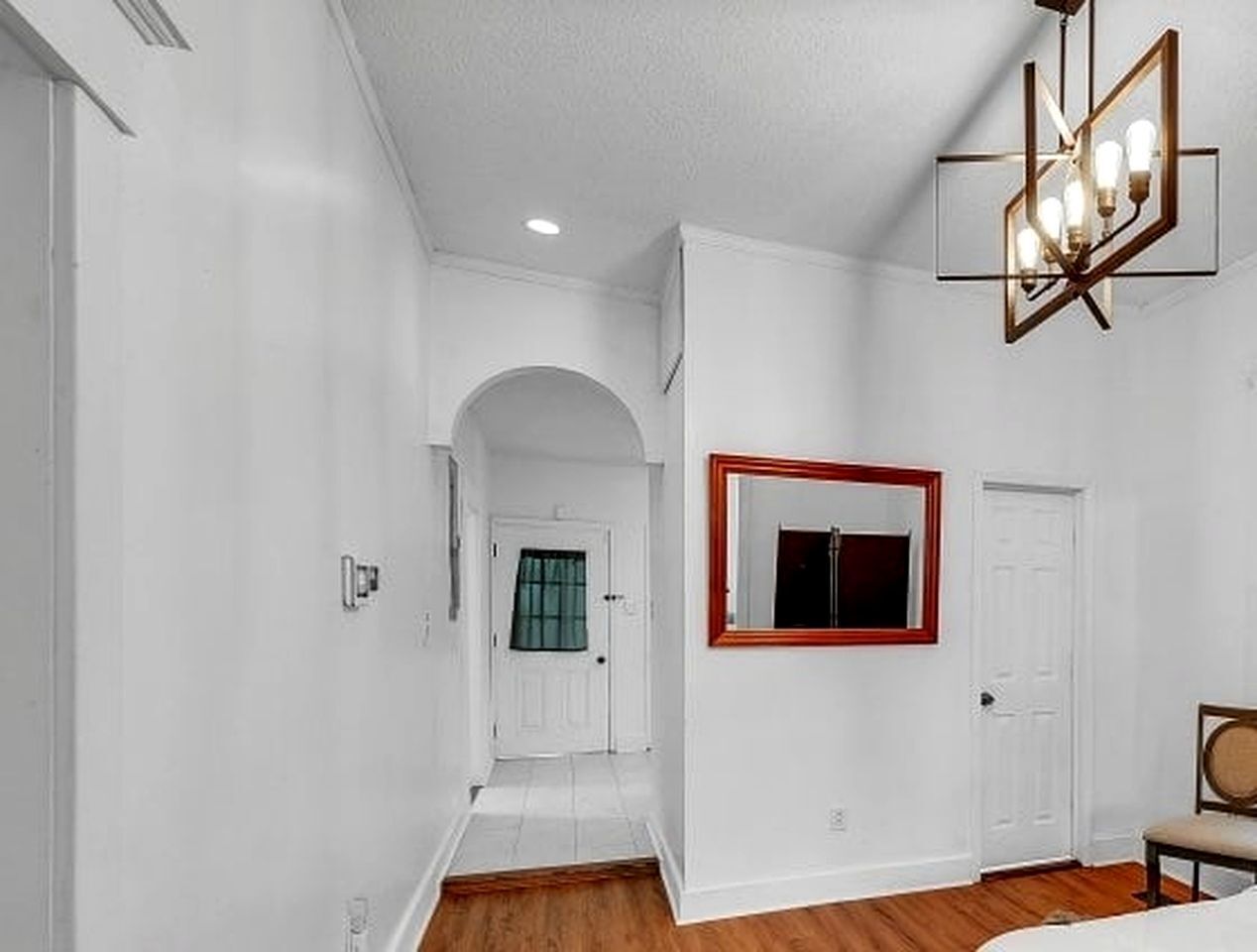 2 bedrooms, desk, WiFi, bed sheets