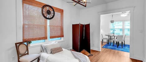 2 bedrooms, desk, WiFi, bed sheets